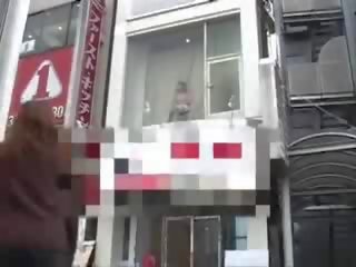 اليابانية الآنسة مارس الجنس في نافذة فيديو