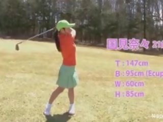 Bela asiática jovem grávida meninas jogar um jogo de tira golf