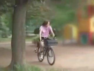 Jepang young lady masturbated while nunggang a specially modified bayan movie bike!