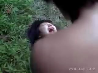 Fragile asiatico giovane donna ottenere brutalmente scopata all’aperto